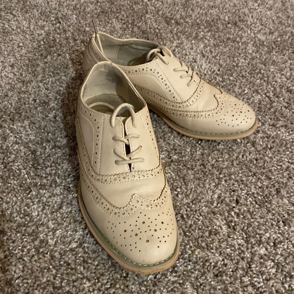 Women’s wingtip shoes